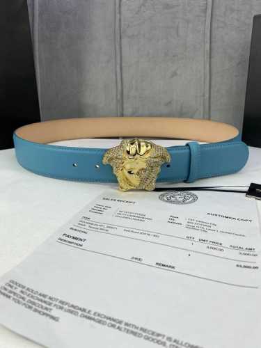 宽度4.0Cm Versace 范思哲 此款柔软的平纹皮带饰有金、银双色调的水晶镶边3D美杜莎腰带扣，是一款可提升正装或休闲牛仔装质感的优雅配饰。