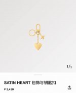 Lv包饰与钥匙扣 包包挂件 lv Heart 包饰取材耀目金属 于精巧链条悬挂心形铭纹装饰 与小号尖瓣 Monogram 花卉相映成趣 可为手袋增添华美一笔