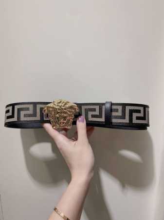 特 此款经典的Versace腰带由柔软的小牛皮制成，饰有La Greca印花，并配有3D美杜莎腰带扣。4Cm - 点击图像关闭