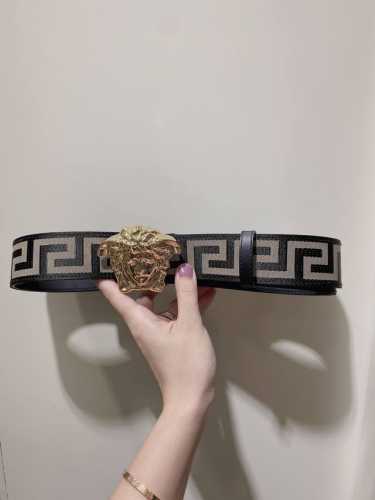 特 此款经典的Versace腰带由柔软的小牛皮制成，饰有La Greca印花，并配有3D美杜莎腰带扣。4Cm