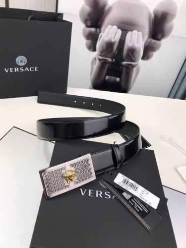 范思哲Versace，这个经典的腰带由柔软的小牛皮制成，配有方形扣和精致的金属元素，路人上有希腊风格。3.5Cm宽