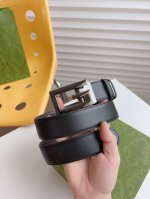 Gucci 黑棕两色双面小牛皮腰带。配饰继续引领Gucci全新系列的潮流，以独具匠心的丰富细节和实用功能演绎出众品质。经典的方形G搭扣元素令整款腰带更添魅力。皮
