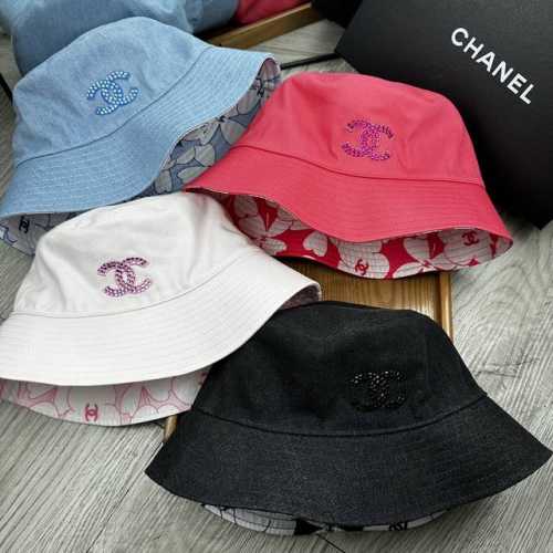 特价 C家 Chanel 新品双面渔夫帽 特别新颖的双面风格碰撞设计 一面延续了Chanel一贯的素雅简约的风格 一面大胆采用了简笔山茶花满花的图案设计 一款帽