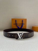 特 4.0宽 Lv Dimension 双面腰带以含蓄格调点亮日常风尚，彰显 Pharrell Williams 的设计巧思。Damier Heritage 饰