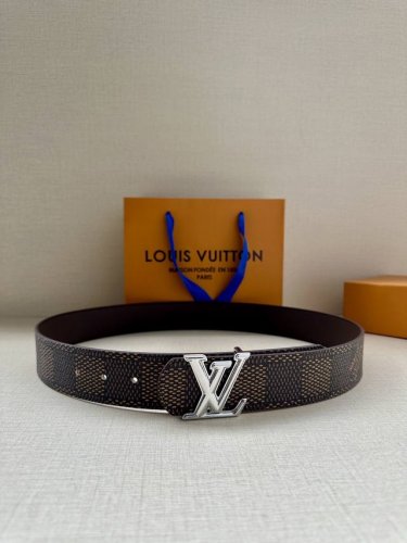 特 4.0宽 Lv Dimension 双面腰带以含蓄格调点亮日常风尚，彰显 Pharrell Williams 的设计巧思。Damier Heritage 饰