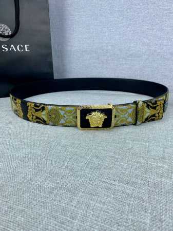 宽度4.0Cm Versace 范思哲 此款palazzo腰带采用牛皮革面料制作 并饰有Le pop Classique图案印花和标志性的美杜莎五金配件 - 点击图像关闭