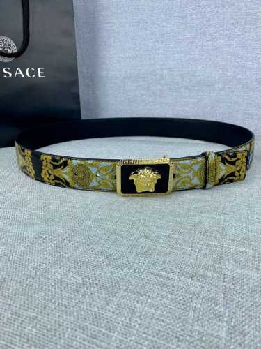 宽度4.0Cm Versace 范思哲 此款palazzo腰带采用牛皮革面料制作 并饰有Le pop Classique图案印花和标志性的美杜莎五金配件