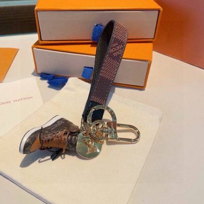 Lv经典老花棋格钥匙扣 钥匙扣联名Nike迷你鞋子挂件时尚个性！车钥匙挂件 包包挂件配饰 Monogram 帆布不仅精美，而且经久耐用， 是 Dragonne