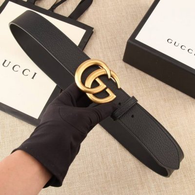 宽度4.0Cm Gucci 小牛皮腰带采用热压制作，以获得野猪皮效果，营造织纹外观。饰以标志双Cc带扣 黑色皮革黄铜金属配件
