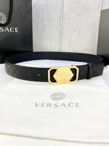 特 宽度4.0Cm Versaec 范思哲 此款时尚腰带由柔软的小牛皮革制成，饰有立体美杜莎原单钢扣 五金采用真空电镀 。