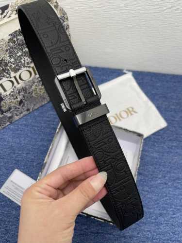 特 这款 35 毫米双面腰带结合典雅气质与摩登风范。 一面采用黑色 Dior Gravity 印花效果皮革，以牛皮革融合压花工艺，演绎经典的 Oblique 印