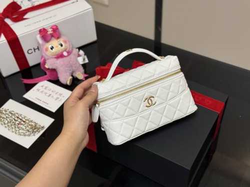 配折叠盒飞机盒 Size：19.12Cm 香奈儿饭盒 Hobo 又称流浪包 包身轻便又有容量 又精美又实用，性价比超高 推荐入手之一 太好搭啦！随手一提！出门！