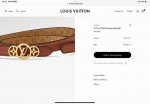 特 Lv Trio 双面腰带拼合细腻牛皮革和 Monogram 帆布，为中央金属搭扣聚焦 Lv Circle 标识和 Monogram 花卉，雅致设计实现更多造