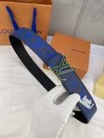 特 4.0宽 Initiales Everyday 双面腰带令 Louis Vuitton 标识加入经典 Monogram 图案，再以丝滑小牛皮演绎沉稳一面，搭