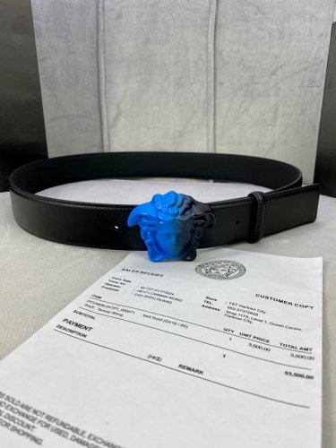 宽度3.8Cm Versace范思哲此款皮带采用优质皮革精制而成，饰有白金色Medusa Biggie搭扣，配有腰带环。