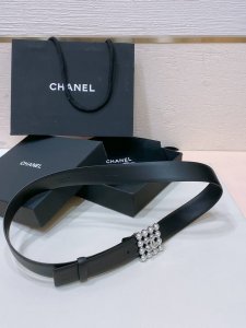 Chanel 24C 小牛皮、金属 与琉璃珍珠 金与珍珠白 Logo搭扣 手感柔软 细腻3.0Cm 码数75- -100