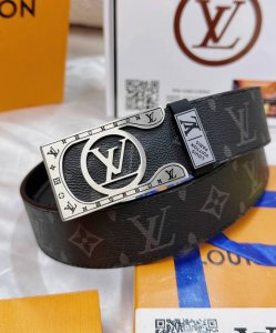 皮带：Lv..路易..威登顶级复刻. 腰带：原单品质百分百头层牛皮，保证真皮。雕花镂空工艺.真空电镀.永不掉色.24K纯钢扣头层老花，黑格，棕格，黑花，