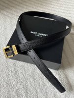 圣罗兰经典女款 选用原版头层牛皮 质感细腻柔软 宽2.5 经典黑色皮搭配标志性Ysl金属扣夺目吸睛 简约而不失格调 无论是搭配正装展现干练 还是与休闲装组合彰显