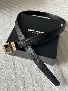 圣罗兰经典女款 选用原版头层牛皮 质感细腻柔软 宽2.5 经典黑色皮搭配标志性Ysl金属扣夺目吸睛 简约而不失格调 无论是搭配正装展现干练 还是与休闲装组合彰显