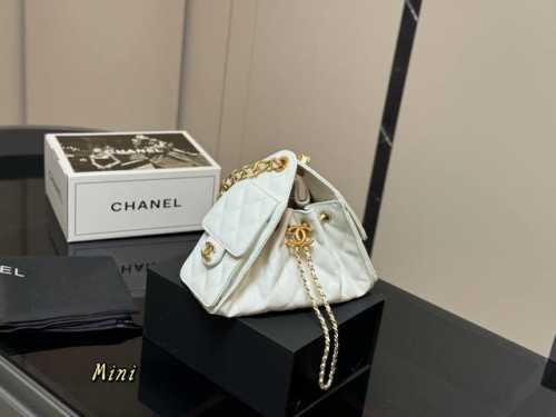 配折叠盒飞机盒 Chanel 25Bag 迷你真绝绝子 今年香奈儿25S系列简直美爆... 这只Hobo是个小号尺寸个人觉得比较日常 鱼子酱的质感颗粒没这么重反