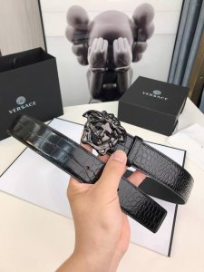此款皮革腰带饰有标志性的Versace美杜莎头像搭扣，彰显品牌格调。是一款精美的衣橱必备单品。4.0Cm宽，