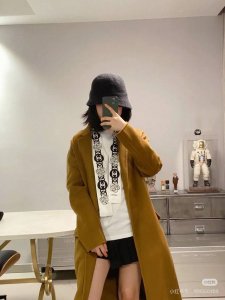 香奈儿Twilly 茶花飘带 小香新出的Twilly丝带颇为经典：气质稳重，正面是醒目的小香Logo循环；反面则是经典菱格纹Logo设计。搭配超级好看，Twil
