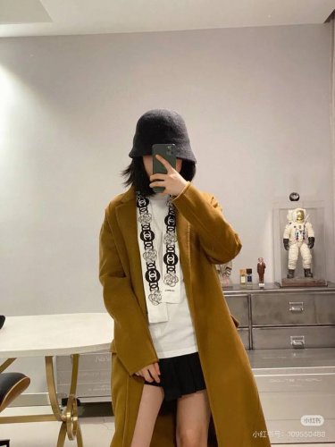 香奈儿Twilly 茶花飘带 小香新出的Twilly丝带颇为经典：气质稳重，正面是醒目的小香Logo循环；反面则是经典菱格纹Logo设计。搭配超级好看，Twil