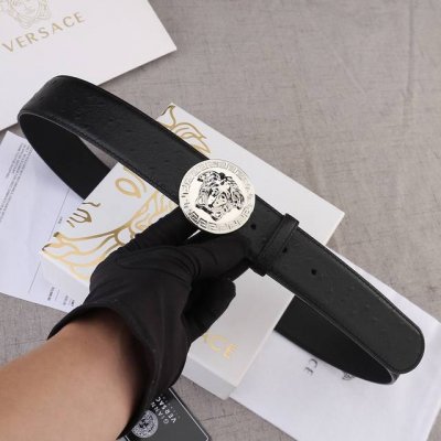 特 Versace 范思哲 爆款鸵鸟纹皮底/双面头层、采用精挑细选进口牛皮，手感柔软细腻/商务既有时尚的男士腰带火爆中！宽度4.0Mm/