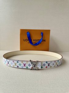 特 3.0宽 Lv 双面腰带取材缝线皮革和 小黑花 小白花帆布 新款珐琅搭扣映衬榄尖形腰带末端，为纤细设计注入柔美风情。