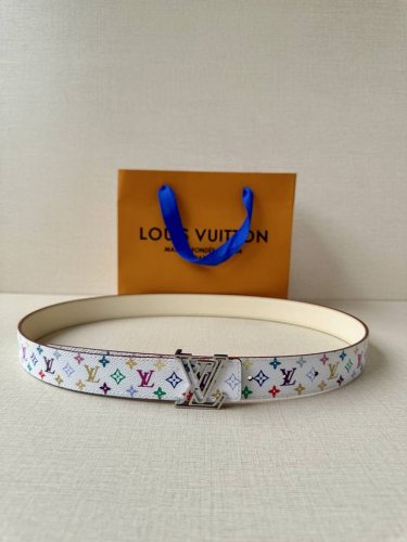 特 3.0宽 Lv 双面腰带取材缝线皮革和 小黑花 小白花帆布 新款珐琅搭扣映衬榄尖形腰带末端，为纤细设计注入柔美风情。