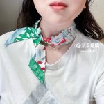 爱马仕Hermes “鸟之王国”小丝巾 Twilly小丝巾 100%桑蚕丝 这款小巧的真丝配饰佩戴方式千变万化，可为您的日常造型增添灵动妙趣 法国制造 设计师皮