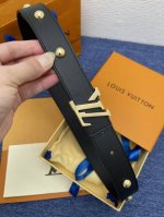 品牌 Lv 3.0Cm 描述 这款饰有lv带扣的腰带配以水牛皮衬里，覆以monogram 牛皮。展现细腻的品牌特质，是牛仔裤的理想配件 Lv字母带扣 Monog