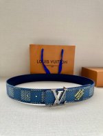 特 4.0宽 本款 Lv Initials 双面腰带凝聚 Pharrell Williams 对典藏设计的灵感探索，通过焕新 Damier 图案和 Marque