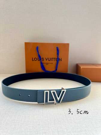 特 宽度3.5Cm Lv Attract 双面腰带拥有微弧形边缘和摩登形状末端，再为金属 Lv 搭扣融入螺旋结构。经典色彩和不同纹理呈现两式风尚，实现多种造型可 - 点击图像关闭
