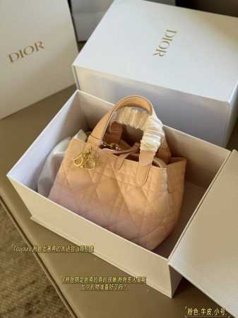 再次升级版 Size：23*15Cm 小号 D家 超火的Toujours 购物袋 个人觉得 包型真的很耐看！ 新款粉色~ 可盐可甜~粉粉嫩嫩敲洋气哦！ - 点击图像关闭