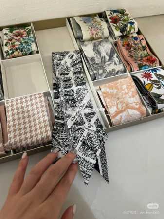 Dior迪奥Twilly丝巾，巴黎地图 款式经典，造型修长，两端尖角设计，背面饰以对比鲜明的Christian Dior标志条形图案。 上身效果非常赞！随意一搭 - 点击图像关闭