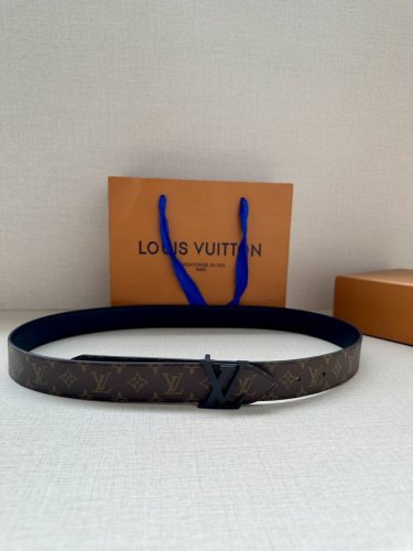 3.0宽Lv Flowergram Round 双面腰带以新颖视角解读路易威登经典元素，令圆瓣 Monogram 花卉化为瞩目金属搭扣。Monogram Emp