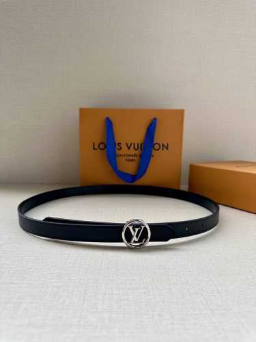 2.0宽 本款 Lv Iconic 双面腰带以纤细剪裁迎接新季，搭配标志性 Iconic 搭扣，无论展现 Monogram Reverse 帆布或素雅牛皮革，均