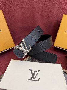 Lv Dimension Monogram Heritage 40毫米可翻转皮带证明，最难以忘怀的奢华时刻往往显得朴素。涂层的帆布表带展示出标志性的图案设计，与