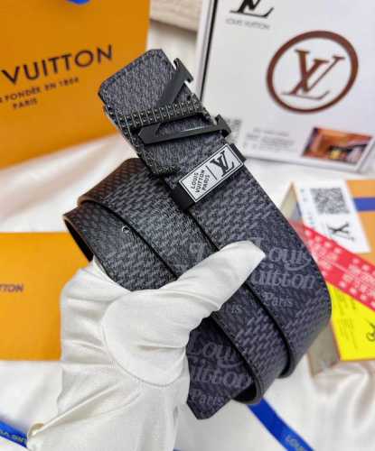 皮带：Lv..路易..威登顶级复刻. 腰带：原单品质百分百头层牛皮，保证真皮。铆钉双色雕花设计.真空电镀.永不掉色.24K纯钢扣涂鸦彩绘图案艺术双面可用专柜同等