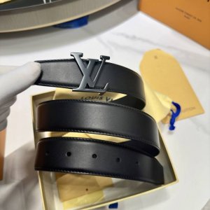 L0Uis Vuitt0N 今 驢家男士原單腰帶 寬度35毫米 腰帶採用雙面進口小牛皮底 雙八字頭尾設計款 搭配新款設計精鋼五金 可雙面佩戴 經久耐用 低調百搭