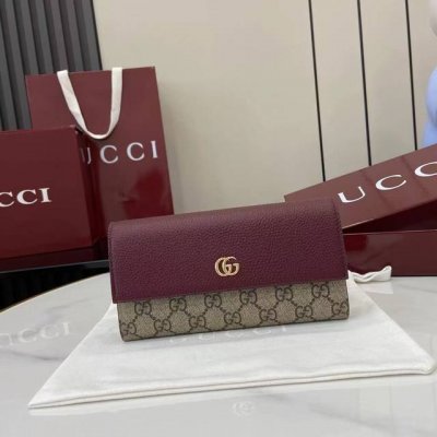 顶配版 Gucci新品采用进口原厂皮，进口线，新款Ophidia系列 采用意大利进口小牛皮，配以经典双G五金，新的式样和轮廓托的新作登场了。结构形状，其中内侧被
