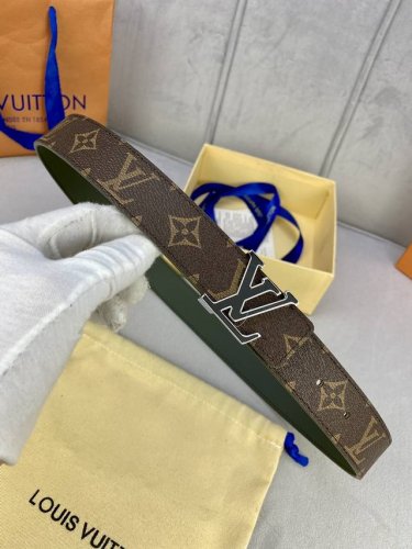 特 3.0宽 Initiales 双面腰带拼接丝滑小牛皮和经典 Monogram 帆布，以两式风尚分别烘托抛光 字母搭扣，与皮具系列单品搭配相宜。