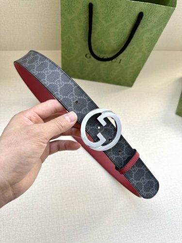 宽度3.8Cm Gucci 这一宽版腰带上的双G元素呼应古驰宠儿精选手袋，交织字母配件则为这一单品更添魅力。这款配饰现已成为Gucci的高辨识度单品，一面采用G