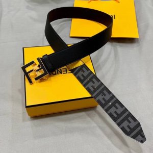 fendi 芬迪 宽38Mm 标志造型宽皮带。原版Ff双层扣，进口原版小牛皮制成。印有浮雕黑Ff 图案。镀金表面金属制品，品质保证。