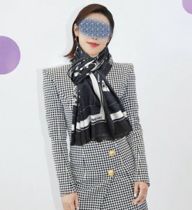 上新 2620爱马士银丝最新款 女人们必备款 闪闪发光 顶级设计太美了，真心赞 羊绒绒长巾 实物真心美 披肩配以印花无论设计喷绘都是非常到位细节都可见整个围巾给