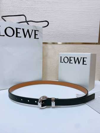 Loewe 罗意威专柜最新同款腰带 选用光滑牛皮革窄款腰带 配有Anagram Pebble针扣 卓越的工艺 个性的造型 精美的材质 宽:2.0Cm - 点击图像关闭