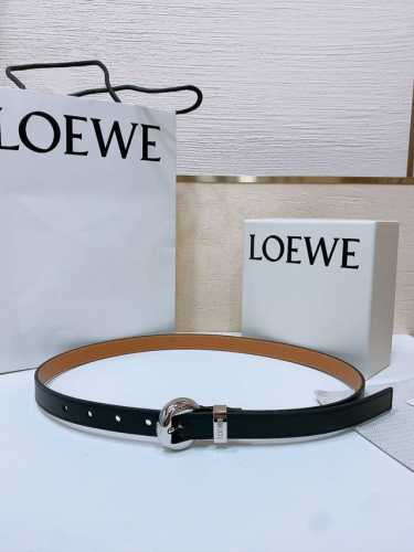 Loewe 罗意威专柜最新同款腰带 选用光滑牛皮革窄款腰带 配有Anagram Pebble针扣 卓越的工艺 个性的造型 精美的材质 宽:2.0Cm