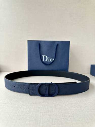 宽度3.5Cm Dior 这款腰带扣采用海军蓝哑光涂漆饰面不锈钢精心制作，展示Cd Icon 标志。可与各式35毫米腰带搭配，提升格调，打造优雅精致的造型。