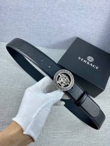 p220 宽度4.0Cm 范思哲Versace人头标志：腰带扣上的3D镂空美杜莎，赋予该款Palazzo腰带很高的辨识度。腰带采用饰有Mock Croc印花的柔